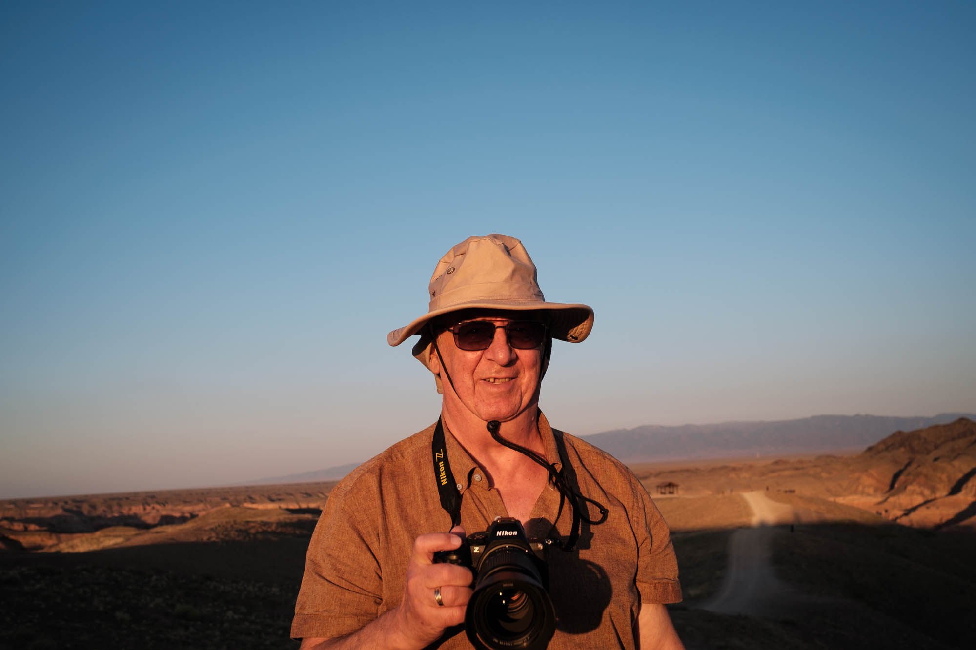 Bob De Vos met camera in het avondlicht bij Charyn Canyon