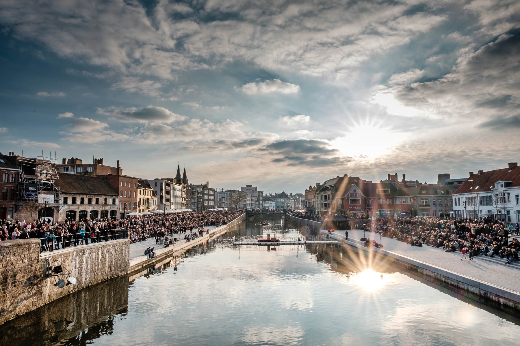 Publiek langs de Leieboorden bij de opening in Kortrijk
