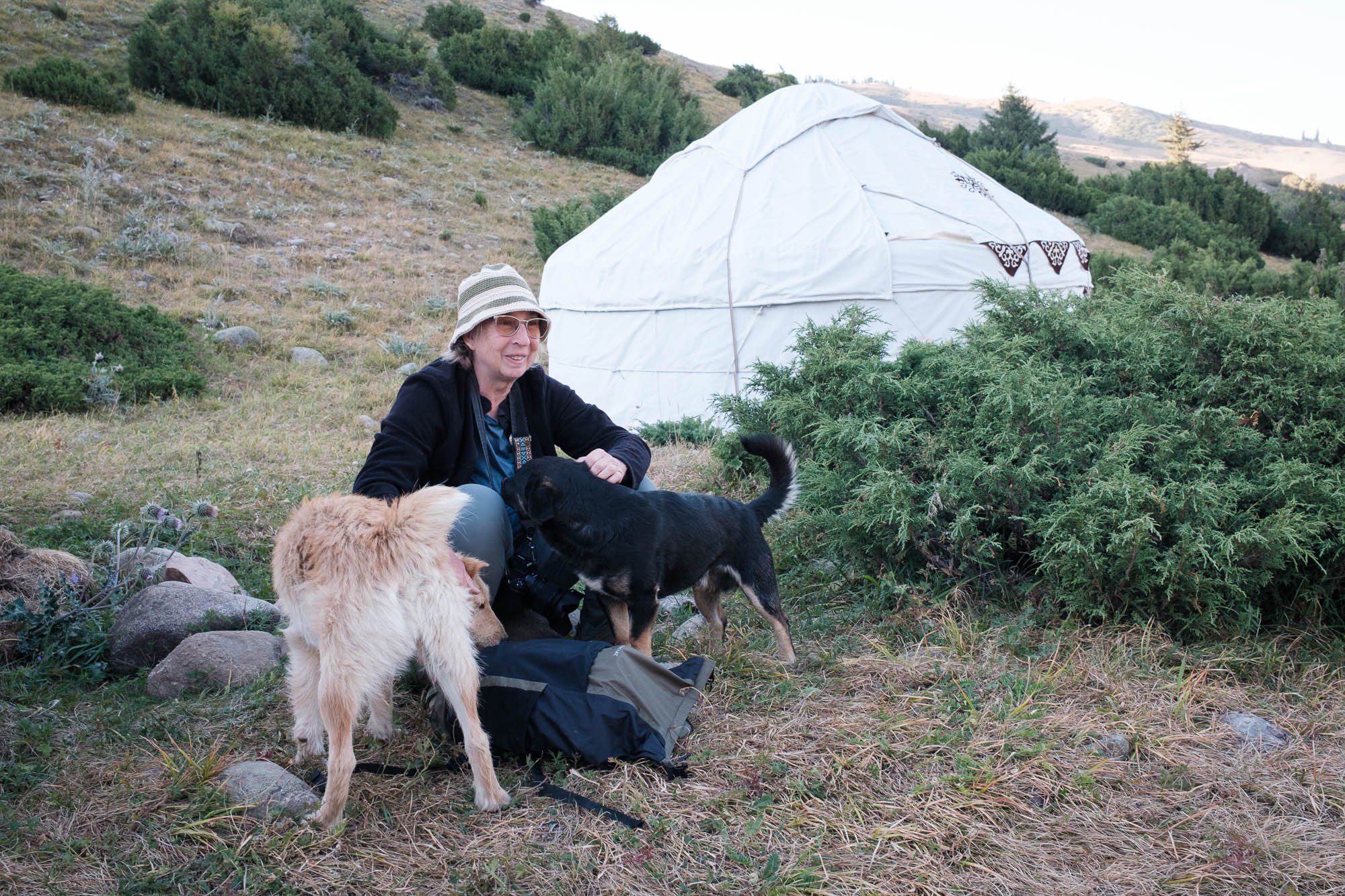 Marleen Demaerschalk met twee honden bij een joert