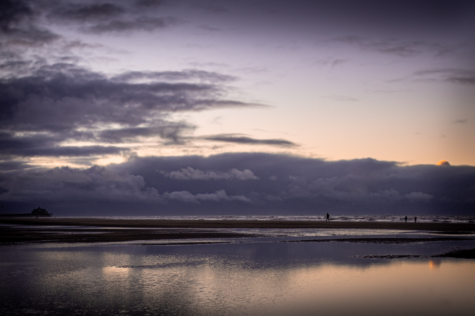 Strandcabine bij zonsondergang in Blankenberge