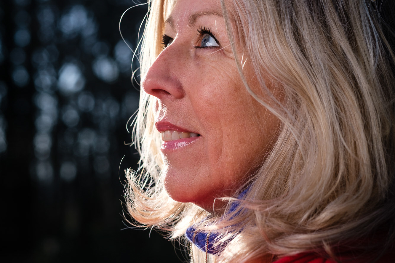 Portret in tegenlicht, profiel van een vrouw met blond haar
