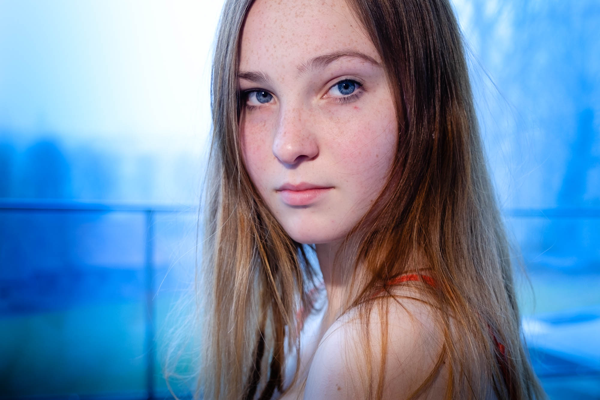Portret met blauwe kleurfilter op de flitser
